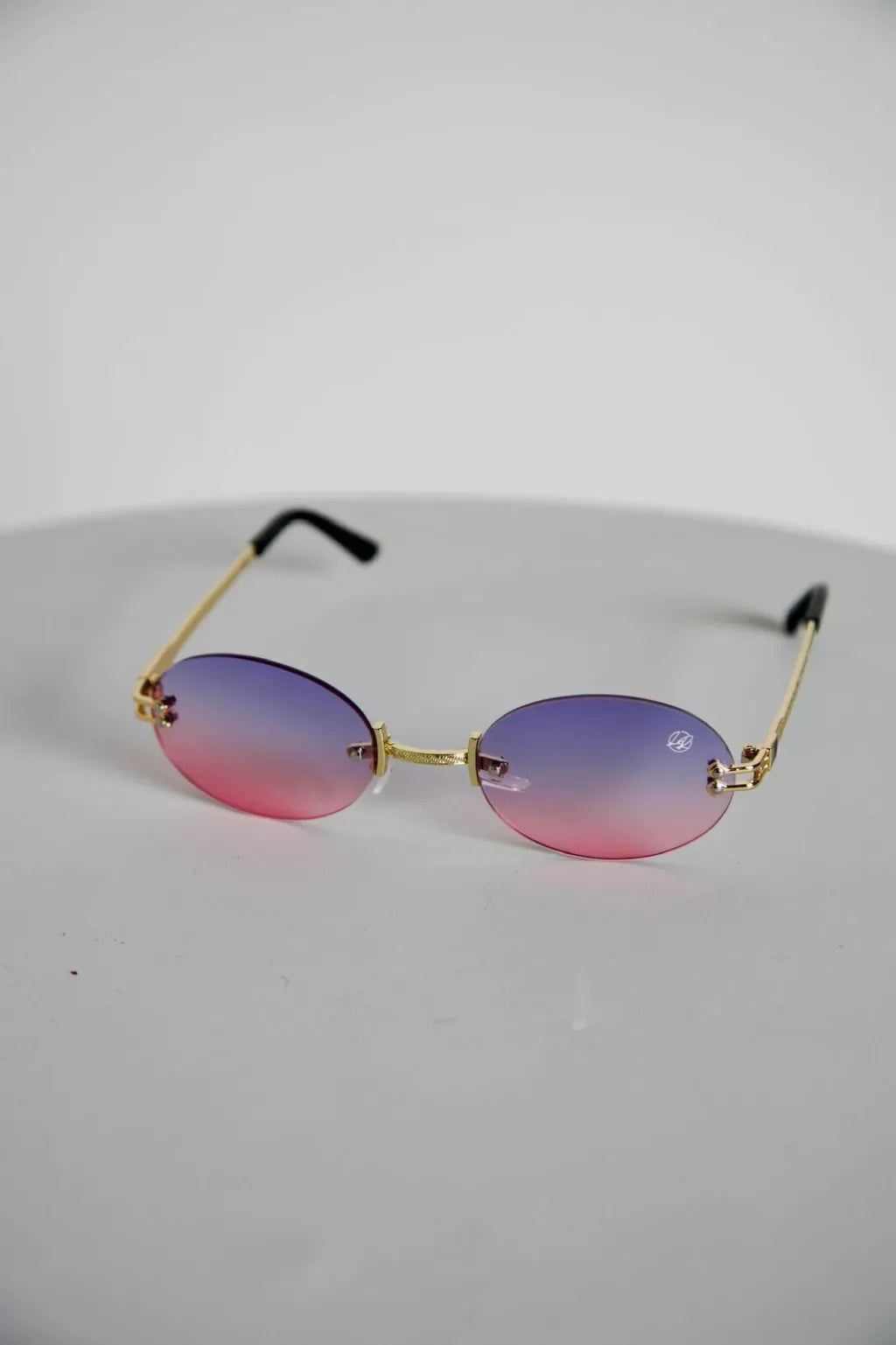 ÓCULOS OVAL LENTES DEGRADÊ ARMAÇÃO DOURADA 063
