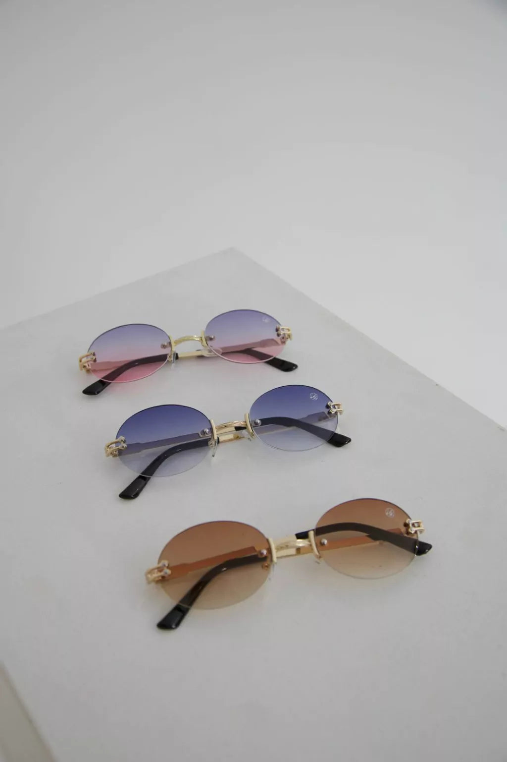 ÓCULOS OVAL LENTES DEGRADÊ ARMAÇÃO DOURADA 063