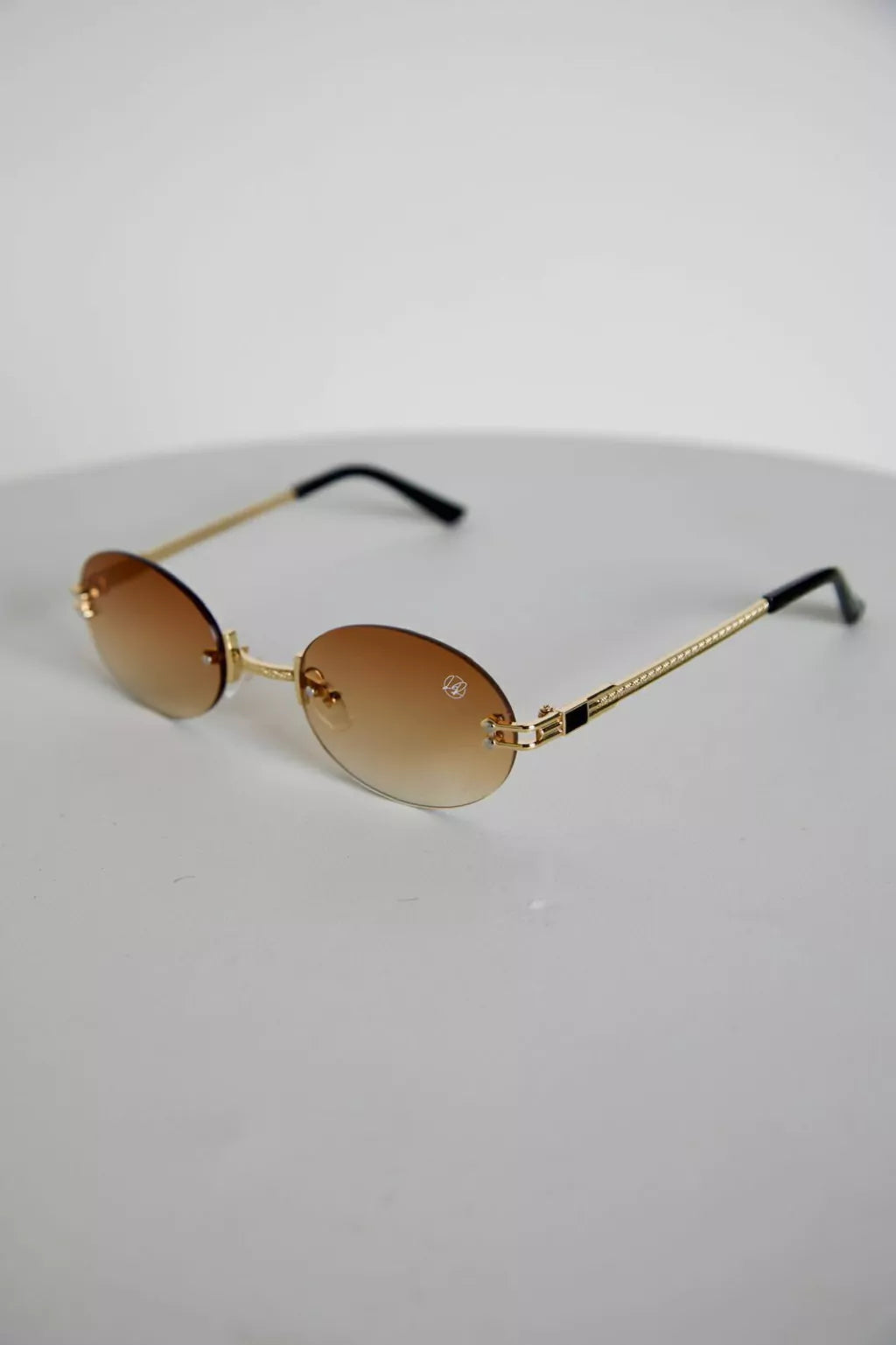 ÓCULOS OVAL LENTES DEGRADÊ ARMAÇÃO DOURADA 063