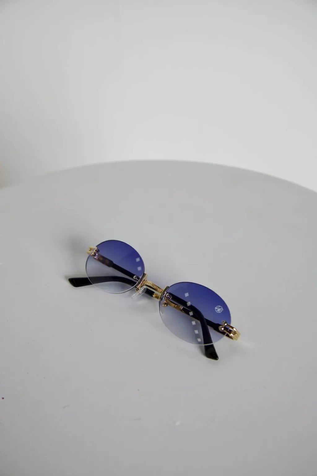 ÓCULOS OVAL LENTES DEGRADÊ ARMAÇÃO DOURADA 063